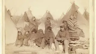 Tylu członków plemienia Wielkiej Stopy ocalało po masakrze nad Wounded Knee (zdjęcie z 1891 roku)