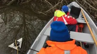 Tym razem płetwonurkowie używają sonaru do poszukiwania punktowego