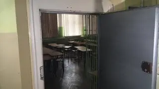Tynk spadł na dzieci w klasie informatycznej