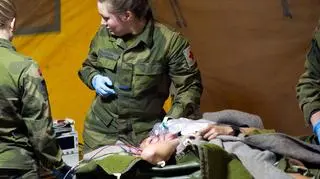 Typowe zajęcie kobiet w większości wojsk świata wygląda tak