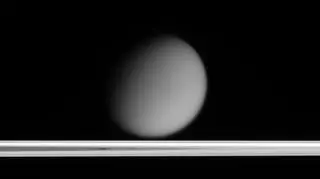 Tytan i pierścień Saturna - widziane okiem sondy Cassini (NASA/JPL/SpaceScienceInstitute)