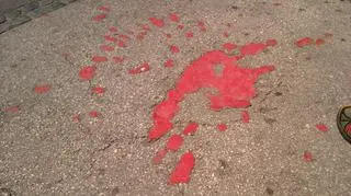 Tzw. sarajewska róża - wypełnione czerwonym woskiem miejsce, w które w czasie wojny uderzył pocisk moździerzowy lub granat