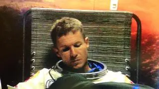 Ubieranie skafandra nie jest proste i skoczek potrzebuje pomocy