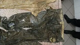 Ubrany był również w granatowe spodnie