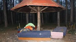 Uchodźcy, którym nie przyznano miejsc w domach pomocy tworzą schronienia, gdzie tylko mogą (Bogowadzia pod Belgradem)