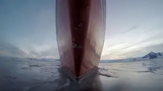 Uczestnicy będą przedzierać się przez lód