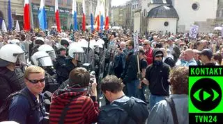 Uczestnicy Marszu oraz jego przeciwnicy na krakowskim Rynku (foto: Sylwester)