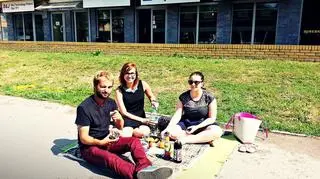 Uczestnicy pikniku śniadaniowego musieli rozłożyć się na asfalcie