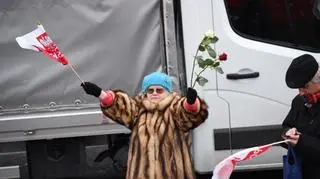 Uczestniczka "Marszu w Obronie Demokracji i Wolności Mediów" współorganizowanego przez PiS