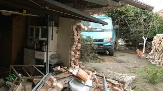 Uderzył w ścianę garażu 