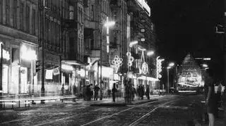Ul. Św. Marcin z neonami, w tym słynnymi "Telewizorami"