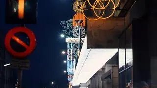 Ulica Czerwonej Armii w Poznaniu (dzisiaj św. Marcin) z podświetlanymi znakami drogowymi