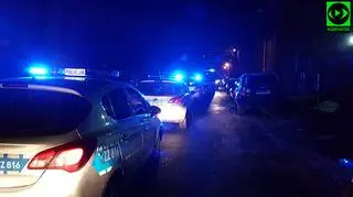 Ulica Hoene-Wrońskiego jest zastawiona radiowozami
