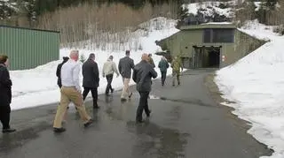 Umocnione wejście do jednej z norewskich jaskiń mieszczących sprzęt marines