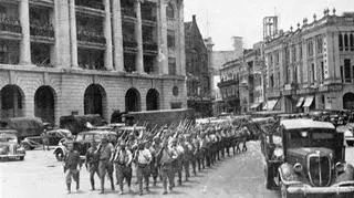 Uroczysta defilada Japończyków w zdobytym Singapurze. Okupacja miasta trwała ponad 3 lata.