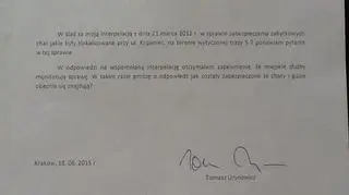 Urynowicz na dowód pokazuje pisma, które dostał od urzędników 