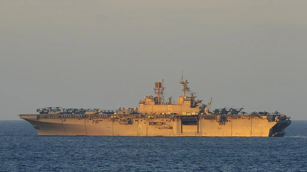 USS Bataan płynie do Libii