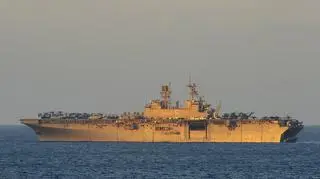 USS Bataan płynie do Libii