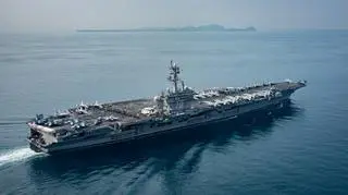 USS Carl Vinson podczas przejścia Cieśniny Sunda 15 kwietnia