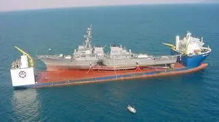 USS Cole wraca "do domu" na pokładzie ciężarowca