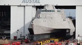 USS Coronado podczas wodowania, wyraźnie widać nietypowy kształt kadłuba