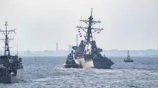 USS Fitzgerald zmierzający do portu. Widać jak bardzo jest przechylony w wyniku zalania części przedziałów