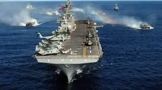 USS Kersarge z poduszkowcami desantowymi (Fot. US Navy)