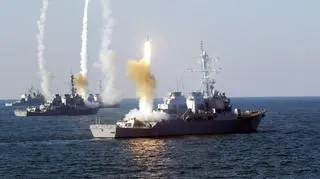 USS The Sullivans wraz z bliźniaczymi okrętami odpala rakiety podczas amerykańskich ćwiczeń (Fot