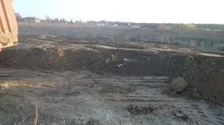 Usypywanie ziemi w pobliżu jeziora