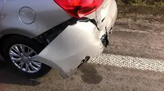 Uszkodzone auta blokowały drogę