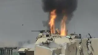 Uszkodzony i opuszczony przez załogę czołg został podpalony i wysadzony przez islamistów