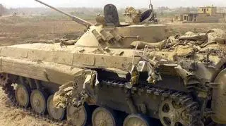 Uszkodzony wóz piechoty BMP-2 w Iraku