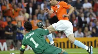 Van Nistelrooy mija Buffona i za chwilę strzeli bramkę... (PAP/EPA)