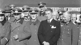 Von Braun (w garniturze) z delegacją oficerów wizytującą Peenemuende. Naukowiec należał do NSDAP i SS.  Twierdził, że wstąpił do nich jedynie formalnie, aby móc spokojnie pracować nad rakietami