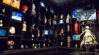 W 10 salach Victoria & Albert Museum, z których każda jest zaaranżowana w innym stylu, zgromadzono ponad 240 projektów kontrowersyjnego kreatora