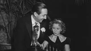 W 1939 roku Walt Disney za animację "Królewny Śnieżki" otrzymał jedną statuetkę normalnej wielkości i siedem mniejszych. Na zdjęciu z Shirley Temple