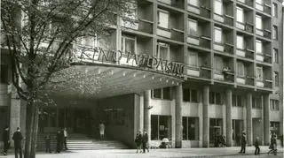 W 1960 roku pierwsi lokatorzy wprowadzili się do nowo wybudowanej plomby przy ulicy Gwardii Ludowej 36-38