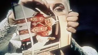 W 1993 roku podczas programu telewizyjnego "Saturday Night Live" piosenkarka podarła zdjęcie Jana Pawła II (fot. Wikipedia)