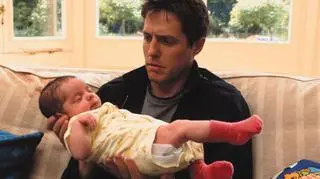 W 2002 roku Hugh Grant zagrał w filmie "Był sobie chłopiec", gdzie jest playboyem, którego życie zmienia mały chłopczyk