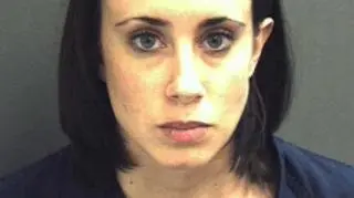 W 2011 roku Flynt wywołał skandal, proponując oskarżonej o zamordowanie córeczki Casey Anthony pół miliona dolarów za pozowanie nago dla "Hustlera"
