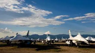W bazie stoi ponad pół tysiąca F-16. Większość jest szykowana do przebudowania na latające cele