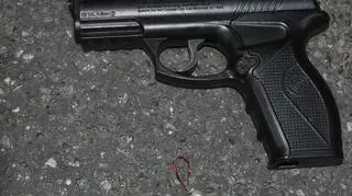 W busie znaleziono atrapę broni