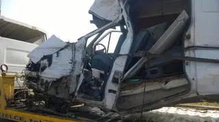 W Chęcinach zderzył się bus z ciężarówką