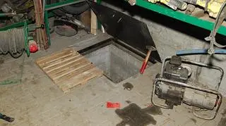 W Dębicy broń była przechowywana w skrytce (fot. policja Rzeszów)