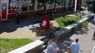 W dniu napadu miał na sobie niebieską koszulę, czarne spodnie i sportową czapkę