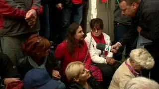 W egzekucji próbuje przeszkodzić kilkadziesiąt osób, które przykuły się łańcuchami do schodów