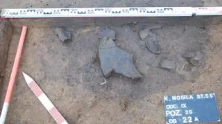 W jamie archeolodzy odnaleźli wyroby ceramiczne sprzed 3,5 tys
