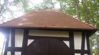 W kaplicy nr XVI - Kaplicy Cyrynejczyka - uszkodzone zostały dachówki 