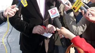 W koszu było kilka rodzajów alkoholu... fot. PAP/Mirosław Trembecki
