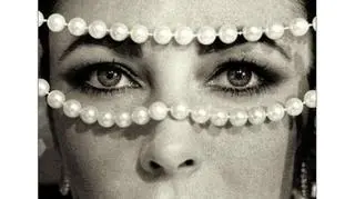W książce "Elizabeth Taylor: My Love Affair with Jewelry" aktorka opisała swą legendarną kolekcję biżuterii (fot. materiały prasowe)